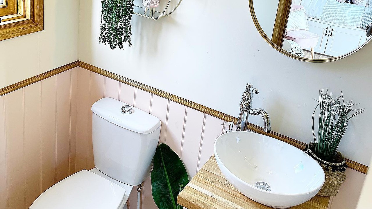 shetland shpherds hut with pink shower room
