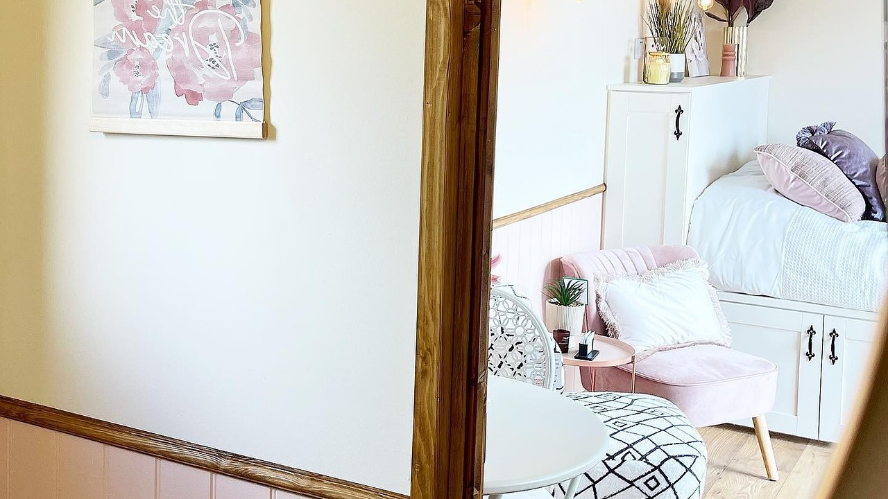 Shetland shepherds hut pink interior 1