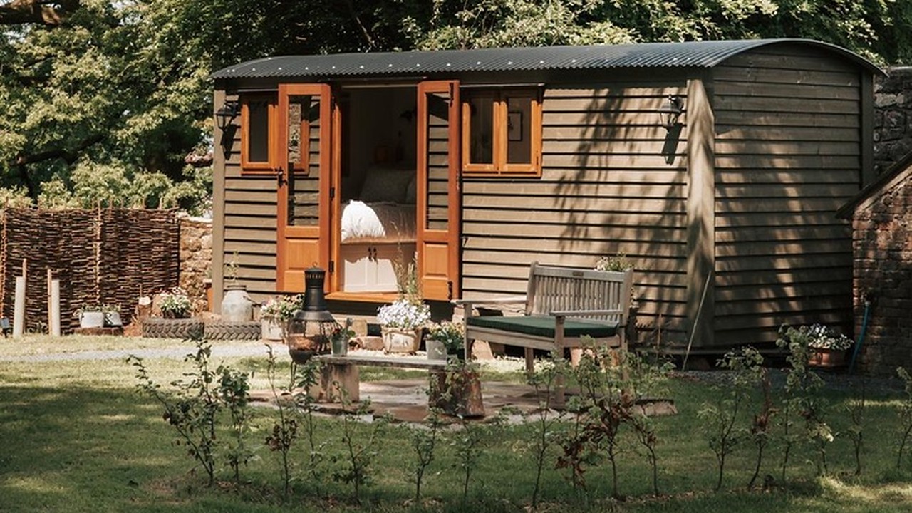 shetland mushroom coloured shepherds hut